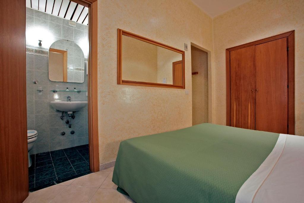 Embassy Hotell 3*