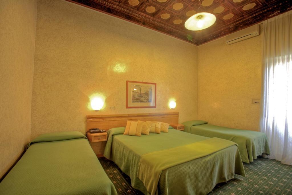 Embassy Hotell